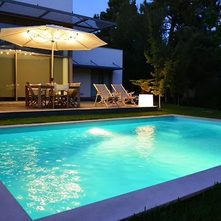 Nunculo - Modern 4 Bedroom With Private Swimming Pool - Beautiful Furnishings And Garden Villa